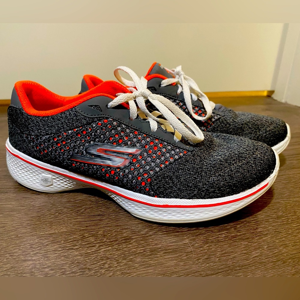 Skechers Go Walk Size 6 Runners